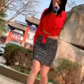 小姐姐遛牛,田园生活中的温馨时光