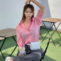 韩国穿粉色衬衣的小姐姐